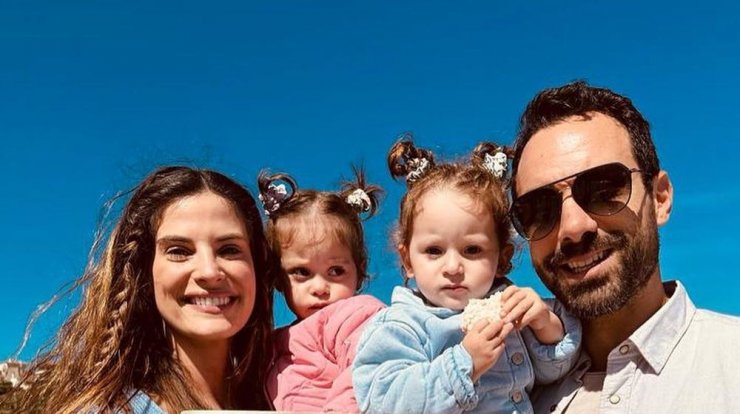 Τανιμανίδης – Μπόμπα: Η υποδοχή από τις δίδυμες στο σπίτι κατά την άφιξή τους από Κύπρο