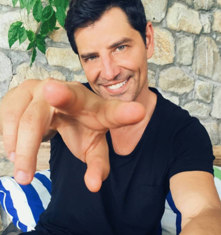 Ο Σάκης Ρουβάς μας δείχνει την εντυπωσιακή κουζίνα του σπιτιού του!