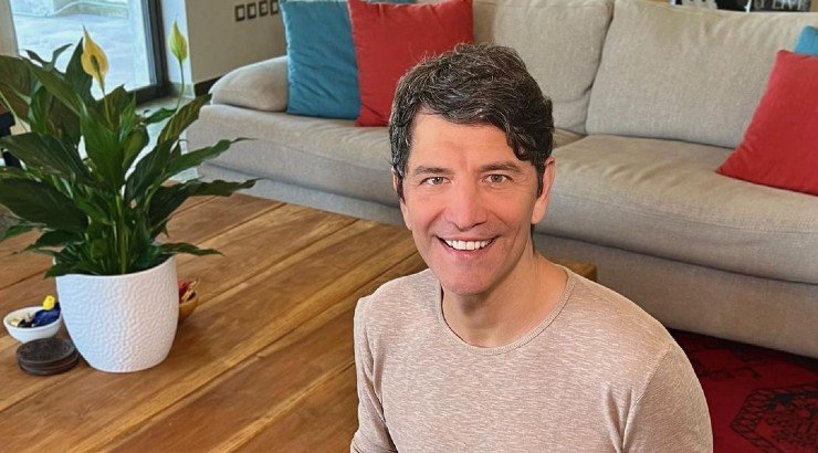 Σάκης Ρουβάς: Μία κότα αλωνίζει στην τραπεζαρία του [βίντεο]