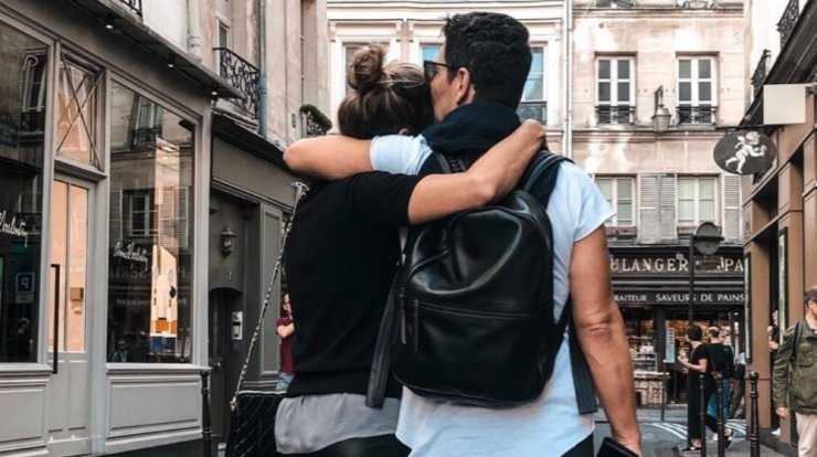 Σάκης Ρουβάς: Δείτε τον να τραγουδάει με μία κιθάρα σε δρόμο του Παρισιού! [εικόνες & βίντεο]