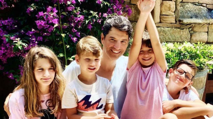 Η Κάτια Ζυγούλη "τσάκωσε" τον Σάκη Ρουβά στο πιο γλυκό στιγμιότυπο με τον μικρό Απόλλωνα!