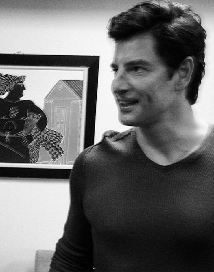 Νέα μόδα από τον Σάκη: Κυκλοφόρησε με διαφορετικά παπούτσια [βίντεο]