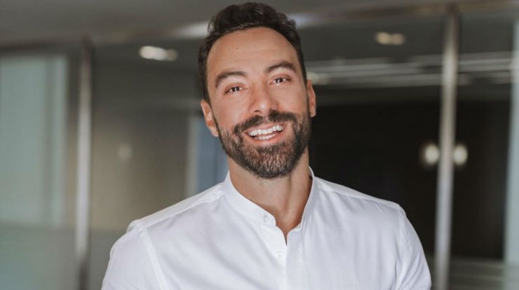 Ο Σάκης Τανιμανίδης γκούγκλαρε το όνομά του και δεν πίστευε τι ψάχνει ο κόσμος για εκείνον!