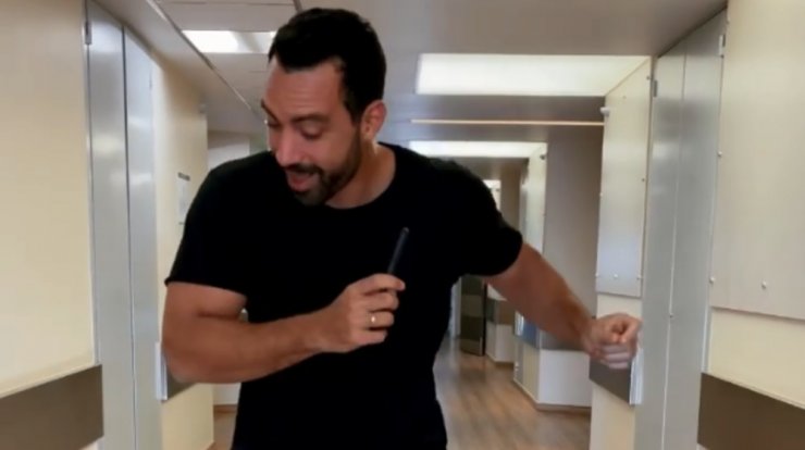 Σάκης Τανιμανίδης: Χορεύει από ευτυχία στους διαδρόμους του μαιευτηρίου! [βίντεο]