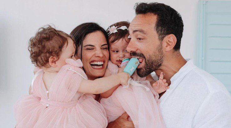 Τανιμανίδης – Μπόμπα: Το ιδιαίτερο προσκλητήριο για τη βάφτιση των διδύμων και οι 8 νονοί