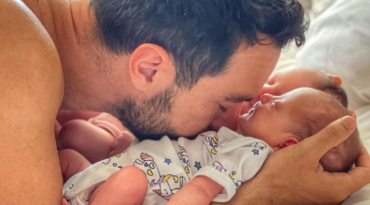 Σάκης Τανιμανίδης: Πρωινά παιχνίδια με τις δίδυμες κόρες του στη φύση! [βίντεο]