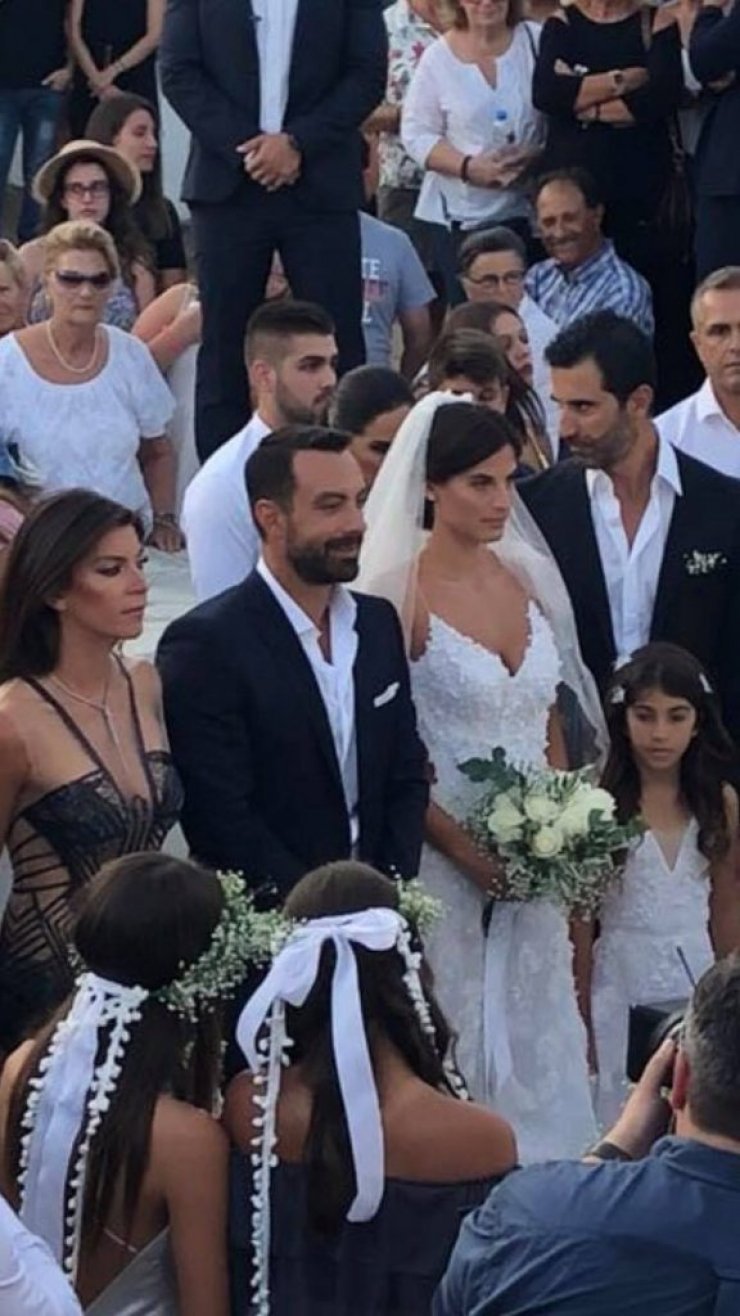 Τα πρώτα στιγμιότυπα από το γάμο του Σάκη Τανιμανίδη και της Χριστίνας Μπόμπα!