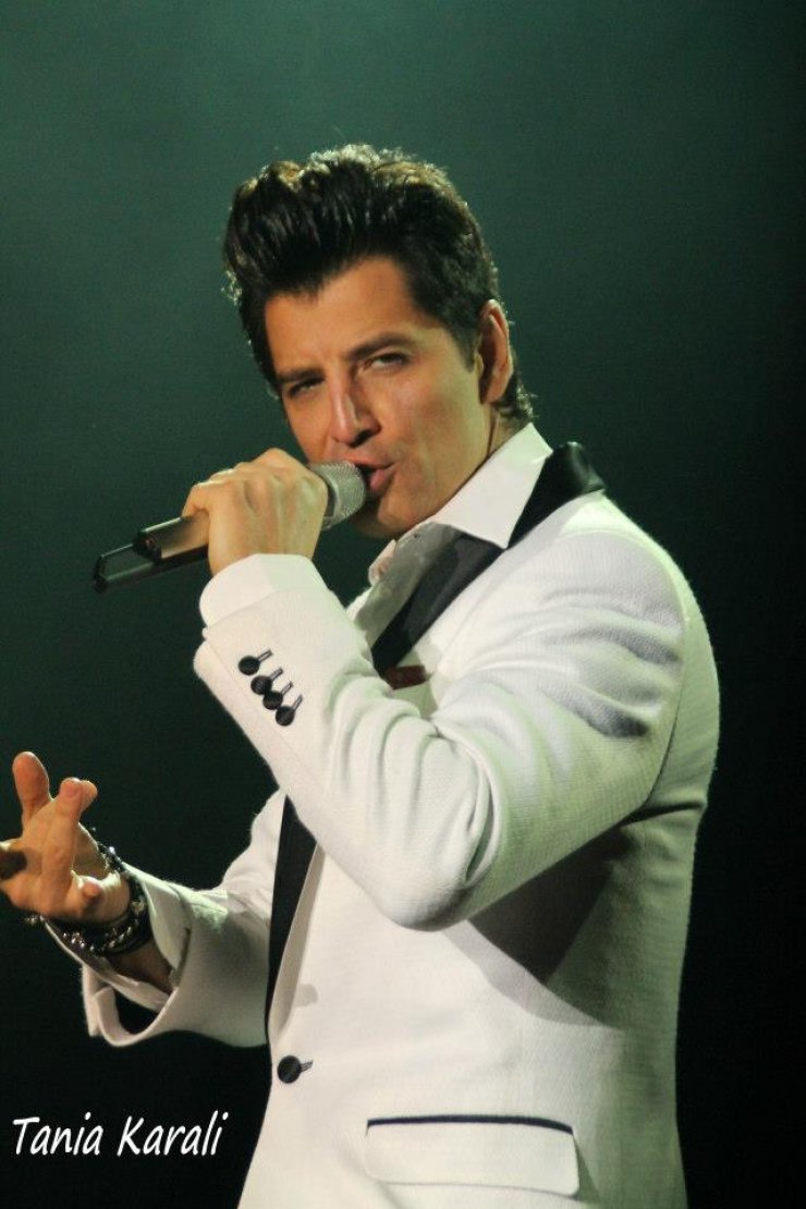 Σάκης Ρουβάς: κόκκινα εσώρουχα στο finale των εμφανίσεών του!