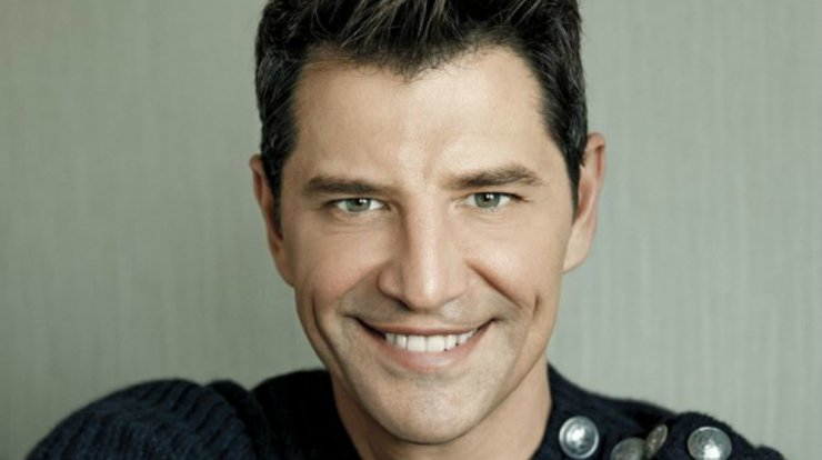 Σάκης Ρουβάς: Μιλά για τη φονική πυρκαγιά στην Ελλάδα. “Στο σπίτι ήταν ο μικρός μου γιος Απόλλωνας”