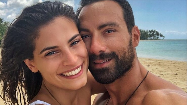 Τανιμανίδης - Μπόμπα: Βγήκαν βόλτα κρατώντας στην αγκαλιά τους από μια κόρη τους [εικόνες]