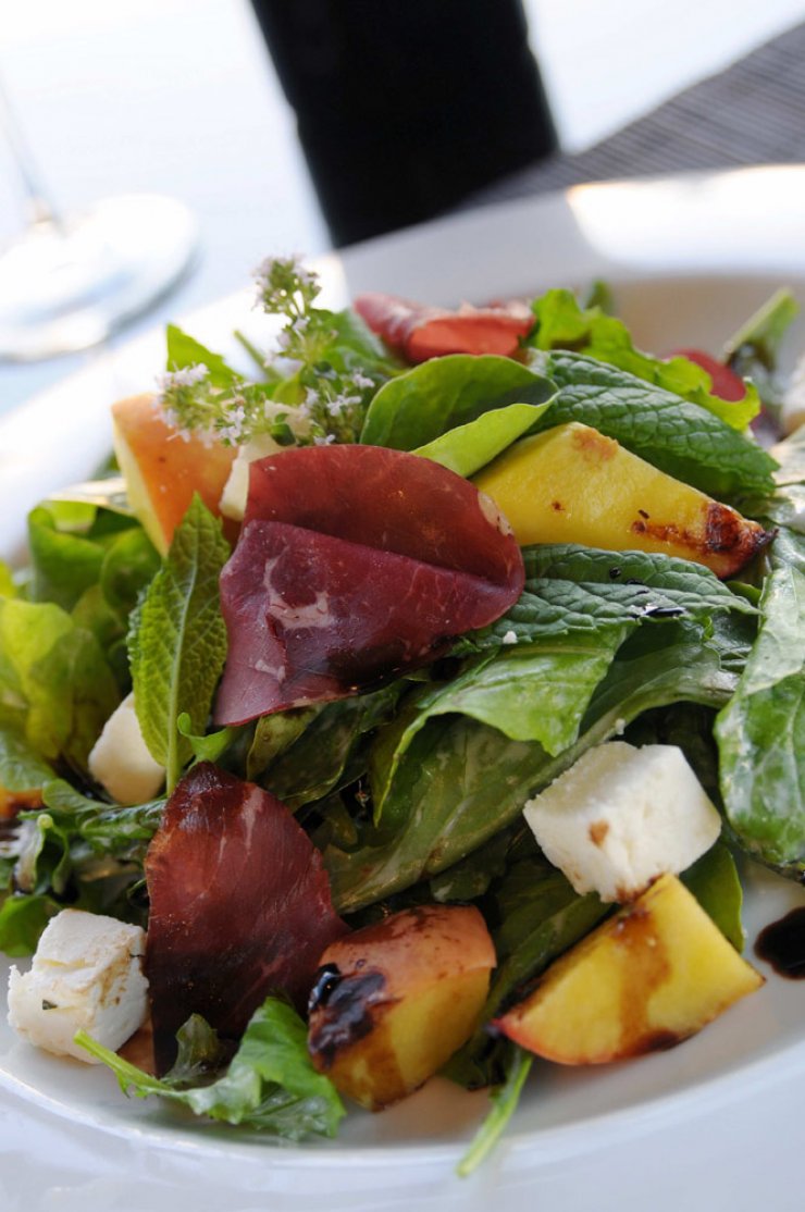 Σαλάτα με ψητά ροδάκινα