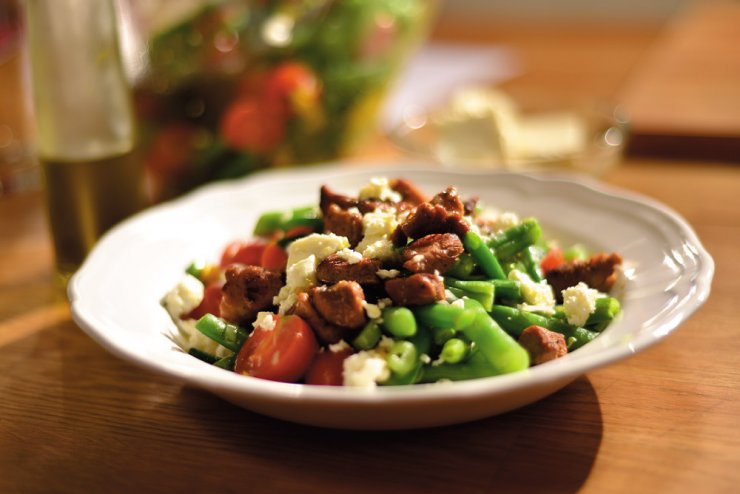 Σαλάτα µε φασολάκια, χοιρινές µπουκιές, τοµατίνια και φέτα