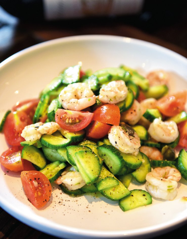 Σαλάτα με γαρίδες, ψιλοκομμένο αγγούρι, λάιμ, κάπαρη και τοματίνια