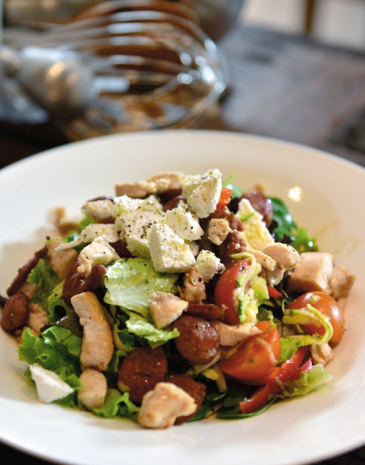 Σαλάτα με κοτόπουλο, κυπριακό λουκάνικο, κολοκυθάκια και πιπεριές Φλωρίνης