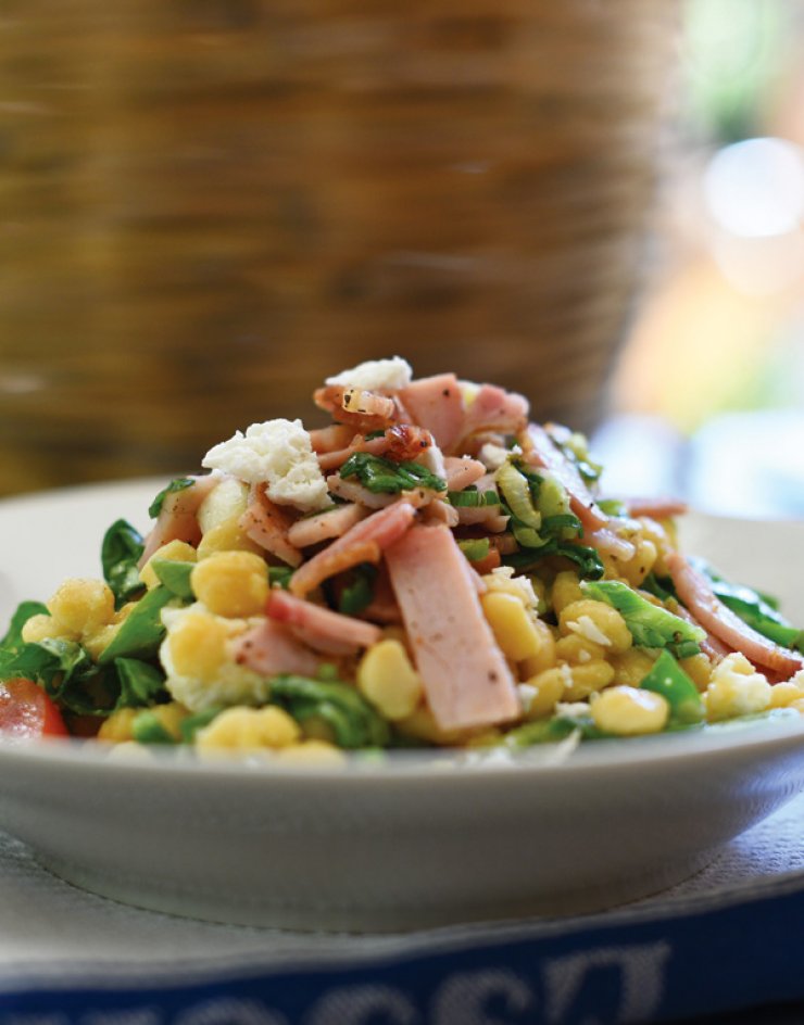 Σαλάτα ρεβίθια με μπέικον, αναρή, τοματίνια και ανάμεικτη πράσινη σαλάτα με dressing μουστάρδας