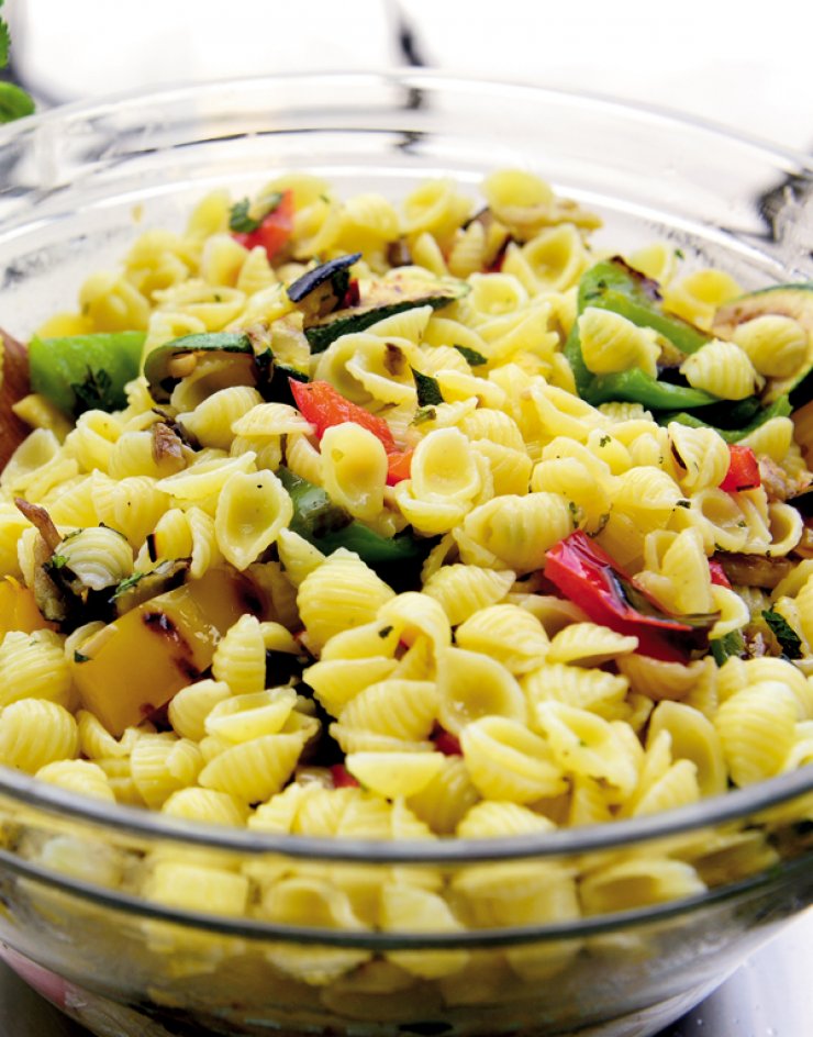 Σαλάτα ζυμαρικών με κρύα ψητά λαχανικά 