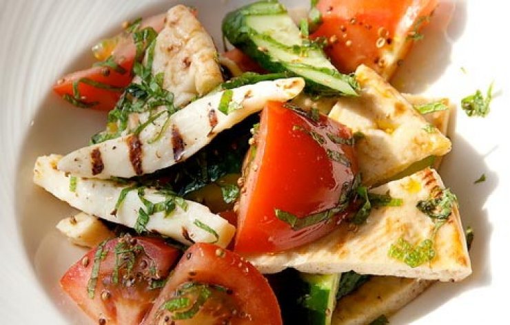 Ελληνική σαλάτα με χαλούμι