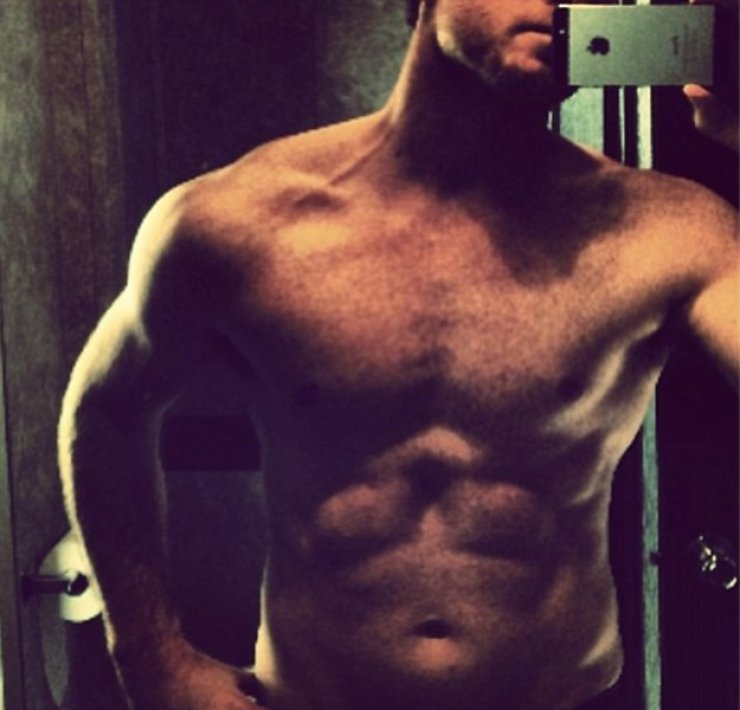 Ο Σαμ Γουόρθινγκτον επιδεικνύει το 6-pack του [εικόνα]