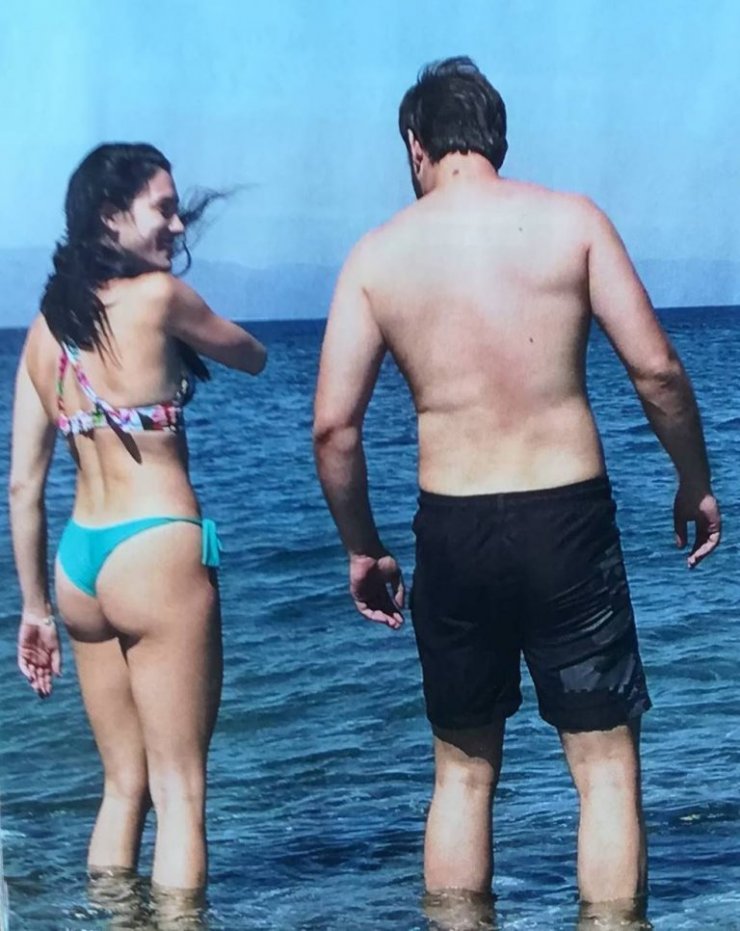 Τρυφερά φιλιά στη θάλασσα για επώνυμο Έλληνα με μελαχρινή καλλονή! [εικόνες]