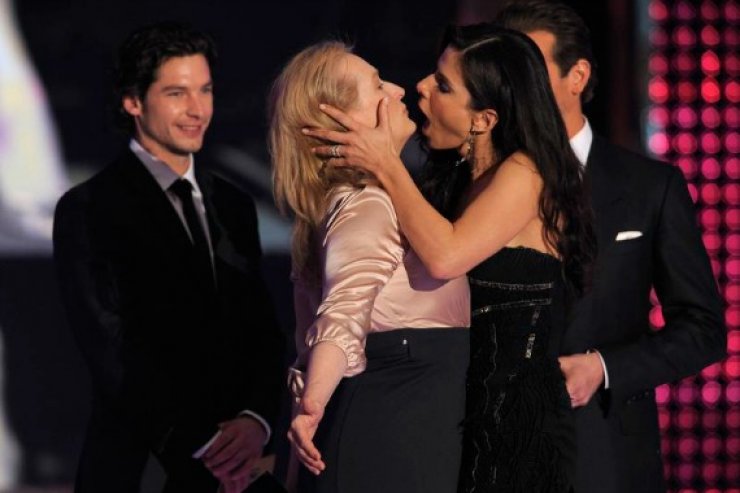 Γιατί η Σάντρα Μπούλοκ φίλησε στο στόμα τη Μέριλ Στριπ