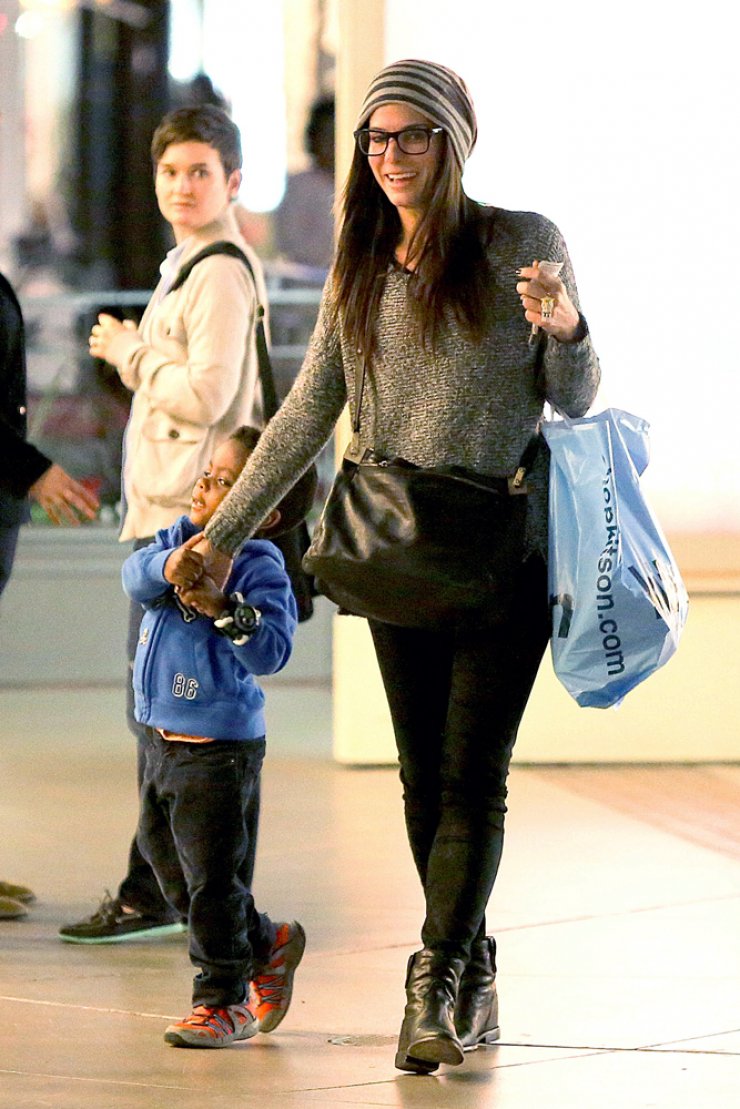 Sandra Bullock: Στον κινηματογράφο με το γιο της [φωτογραφίες]