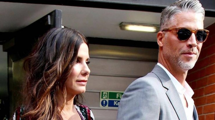 Πένθος για τη Sandra Bullock: Πέθανε ο σύντροφός της σε ηλικία 57 ετών