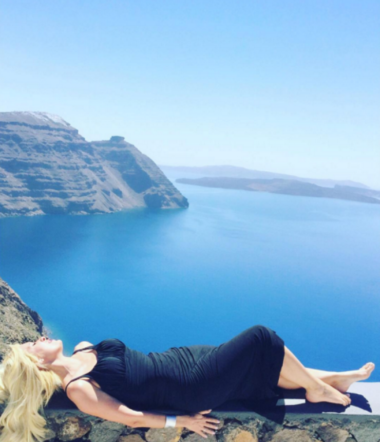 Ελένη Μενεγάκη: Όσα αποκάλυψε για το ταξίδι της στη Σαντορίνη! [βίντεο]