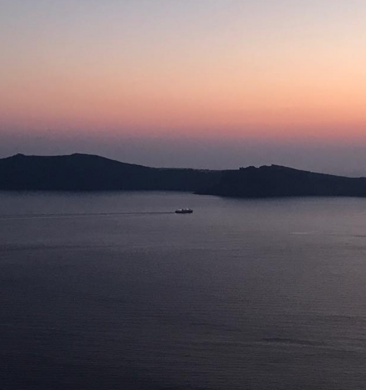 Ερωτευμένο ζευγάρι της κυπριακής showbiz απολαμβάνει όμορφες διακοπές στη Σαντορίνη!