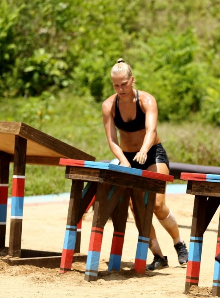 Σάρα Εσκενάζυ: Στην αγκαλιά πρώην Ελληνίδας τραγουδίστριας 