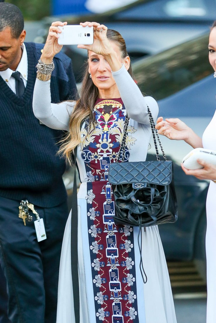 H Sarah Jessica Parker περπατάει στο κόκκινο χαλί με το κινητό στο χέρι [εικόνες]