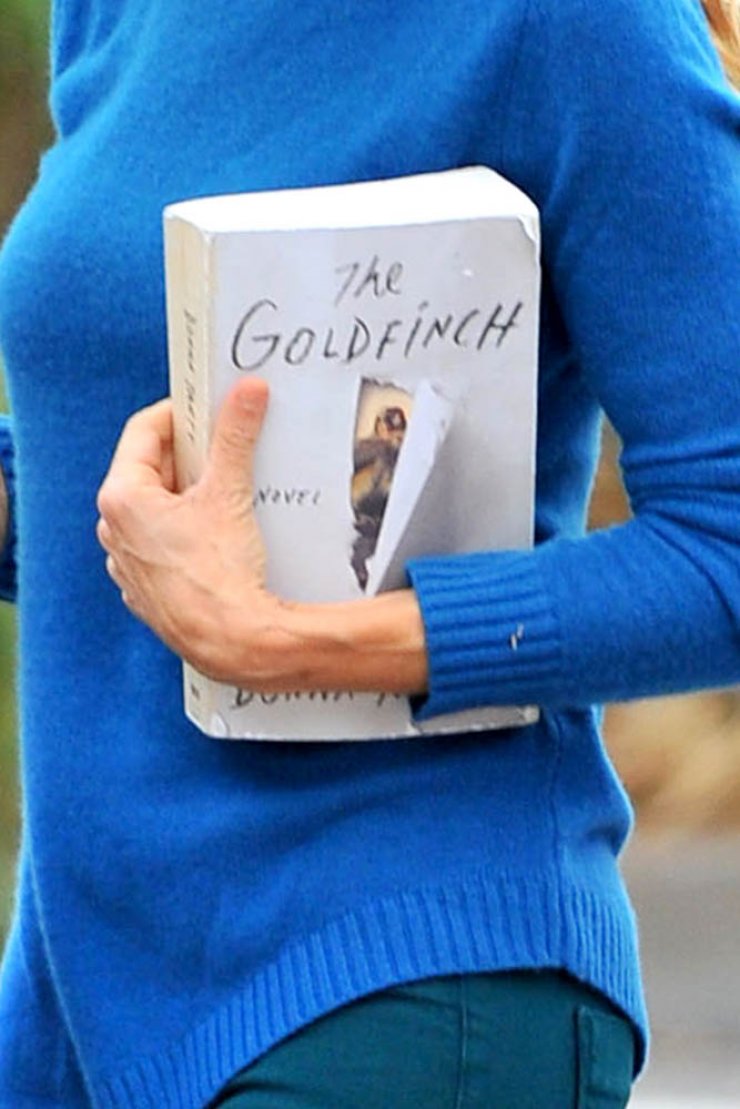 Ποια διάσημη σταρ διαβάζει αυτό τα βιβλίο;