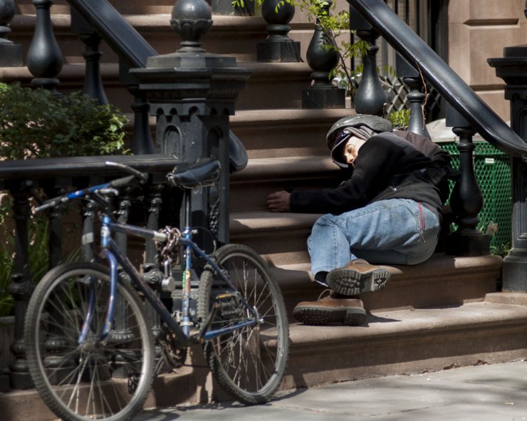 Απίστευτο κι όμως αληθινό! Δείτε ποιος κοιμήθηκε στα σκαλιά του σπιτιού της Sarah Jessica Parker [εικόνες]