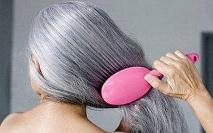 9 μυστικά για να καλύψτε τις άσπρες τρίχες στα μαλλιά