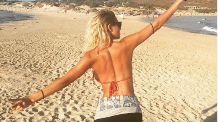 Ελληνίδα τραγουδίστρια είναι 7,5 μηνών έγκυος και δεν το έχει πάρει κανείς χαμπάρι