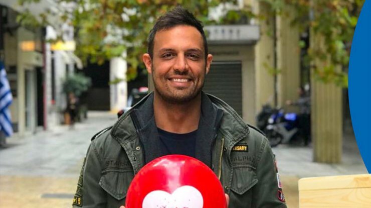 Σάββας Πούμπουρας: Στολίζει το χριστουγεννιάτικο τους δέντρο παρέα με την κόρη του [εικόνα]