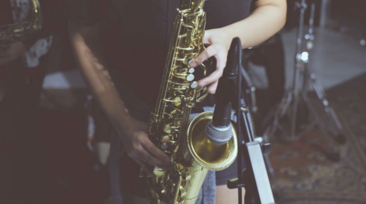 Βγήκε στο μπαλκόνι του στην Έγκωμη και έπαιξε σαξόφωνο στους γείτονες που είναι σε καραντίνα!