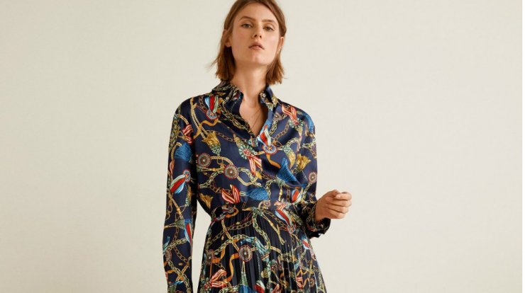 H πλισέ φούστα αυτή τη σεζόν έχει scarf prints