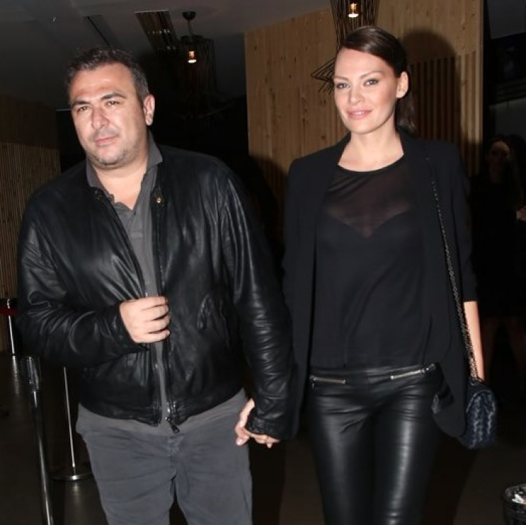 "Λιώσαμε". Δείτε την κορούλα του Αντώνη Ρέμου και της Υβόννης Μπόσνιακ να ποζάρει δίπλα από το χριστουγεννιάτικο δέντρο