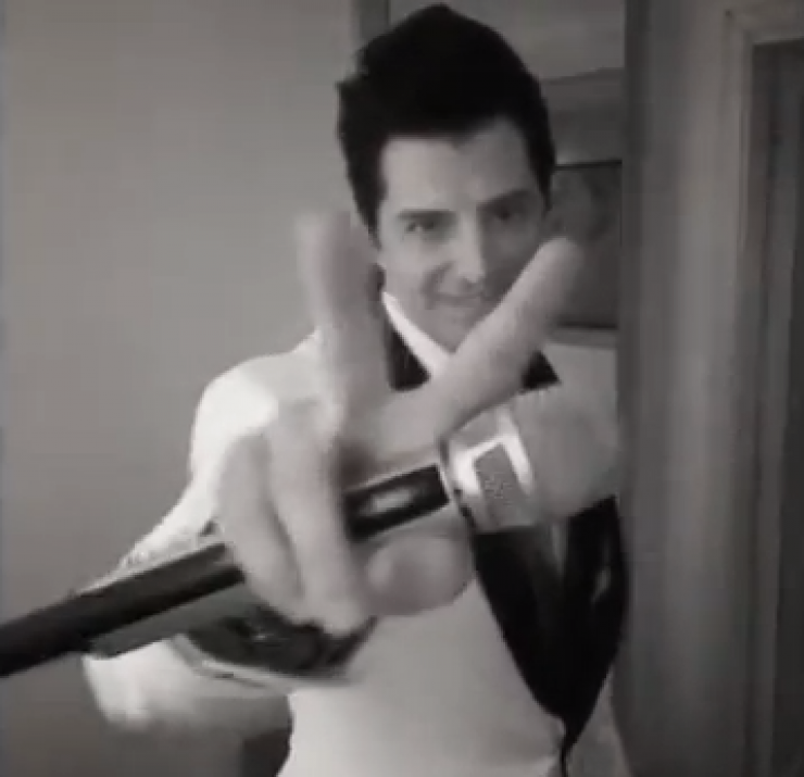 Ο Σάκης Ρουβάς ξυρίζεται και ντύνεται πριν βγει στην πίστα!