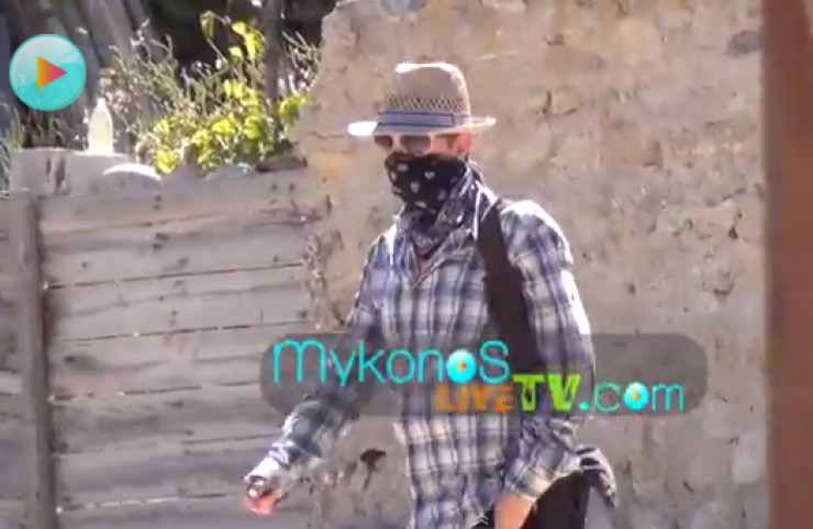 Κι όμως είναι ο Marc Almond και είναι στη Μύκονο