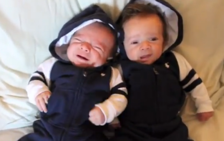 To video της Καλομοίρας με τα δίδυμα