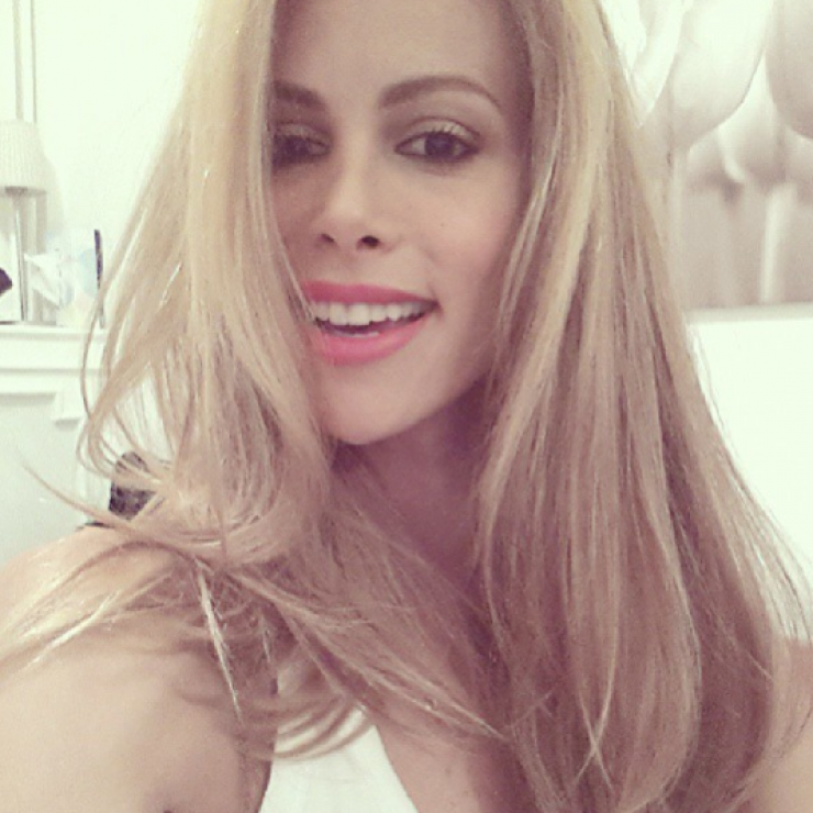 Οι σέξι πόζες της Στέλλας Δημητρίου