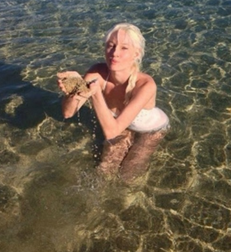 Η Τζούλια Αλεξανδράτου κάνει παιχνίδια μέσα στο νερό