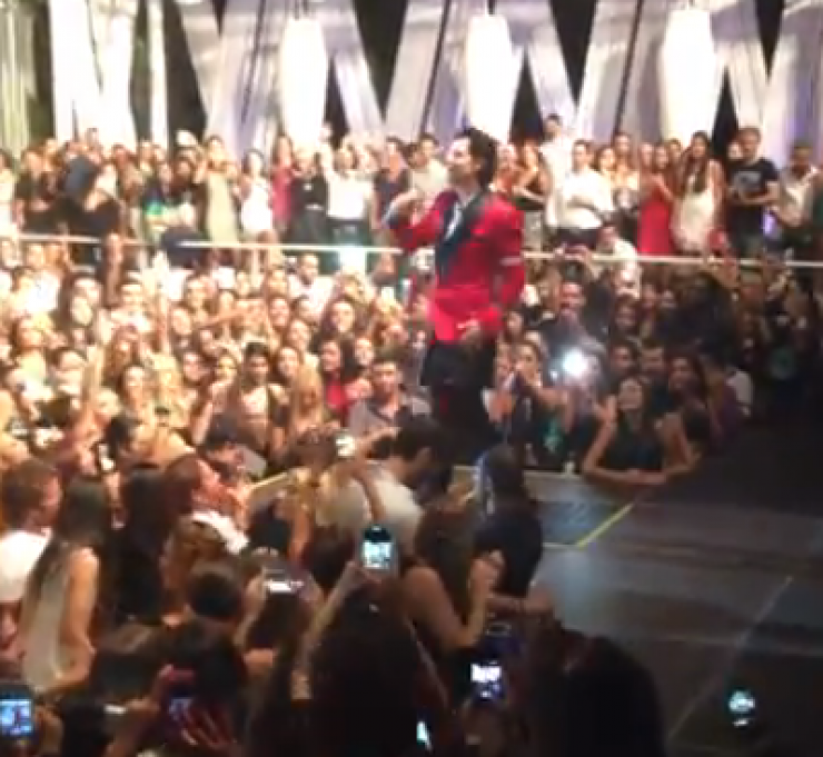 Σάκης Ρουβάς: Η έναρξη της συναυλίας του στο Breeze [βίντεο]