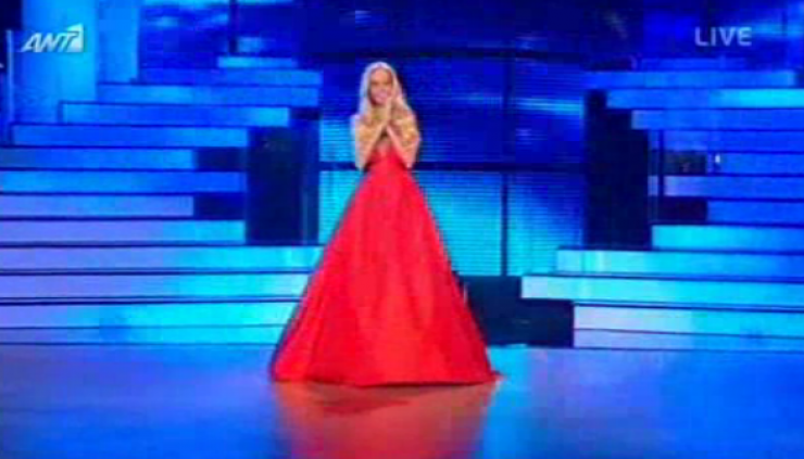 Αγχωμένη και με κατακόκκινη τουαλέτα έκανε πρεμιέρα στο «Dancing» η Δούκισσα Νομικού!