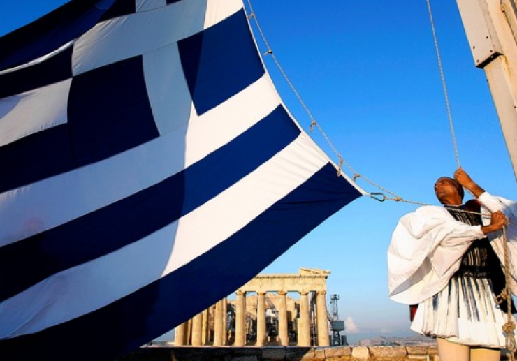 Το έθιμο τιμής της ελληνικής σημαίας