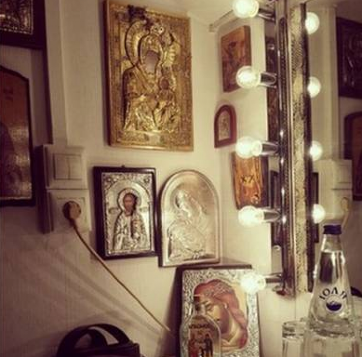 Ποιος Έλληνας τραγουδιστής έχει στο καμαρίνι του εικονοστάσιο;