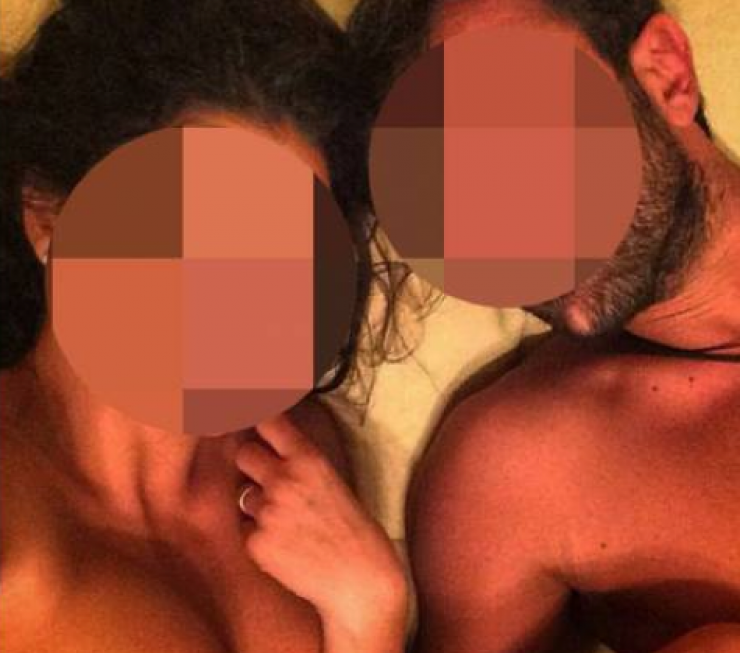 Γνωστό ζευγάρι έβγαλε selfie φωτογραφία στο κρεβάτι του