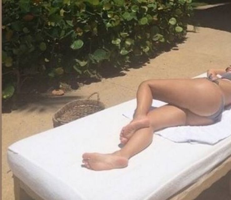 "Ανάβει φωτιές" με… τα οπίσθιά της!