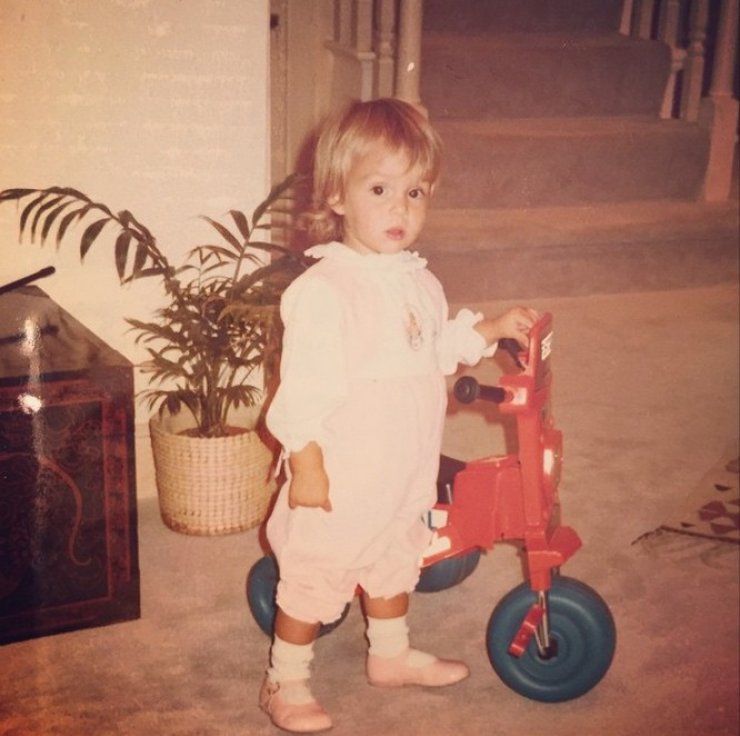 Ποια Κύπρια socialite είναι το κοριτσάκι της φωτογραφίας;